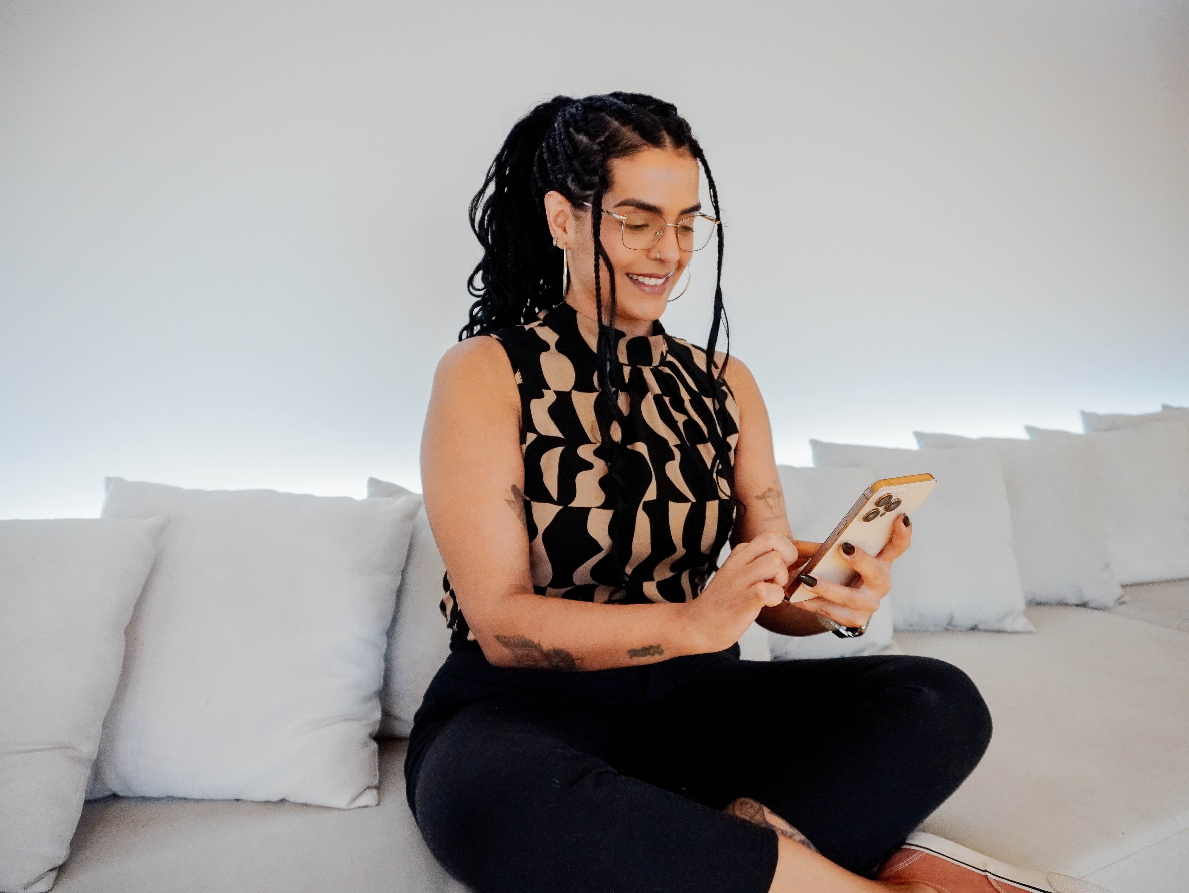 Mulher usando celular no sofá