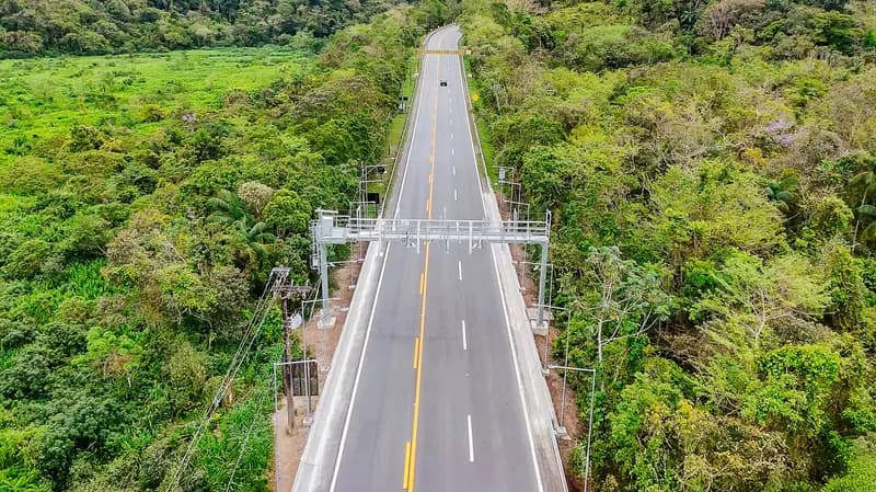 Rodovia com pórtico de pedágio eletrônico